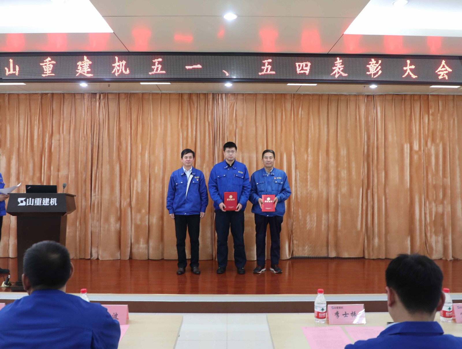 6.張總頒獎-工匠.jpg 6.張總頒獎-工匠.jpg