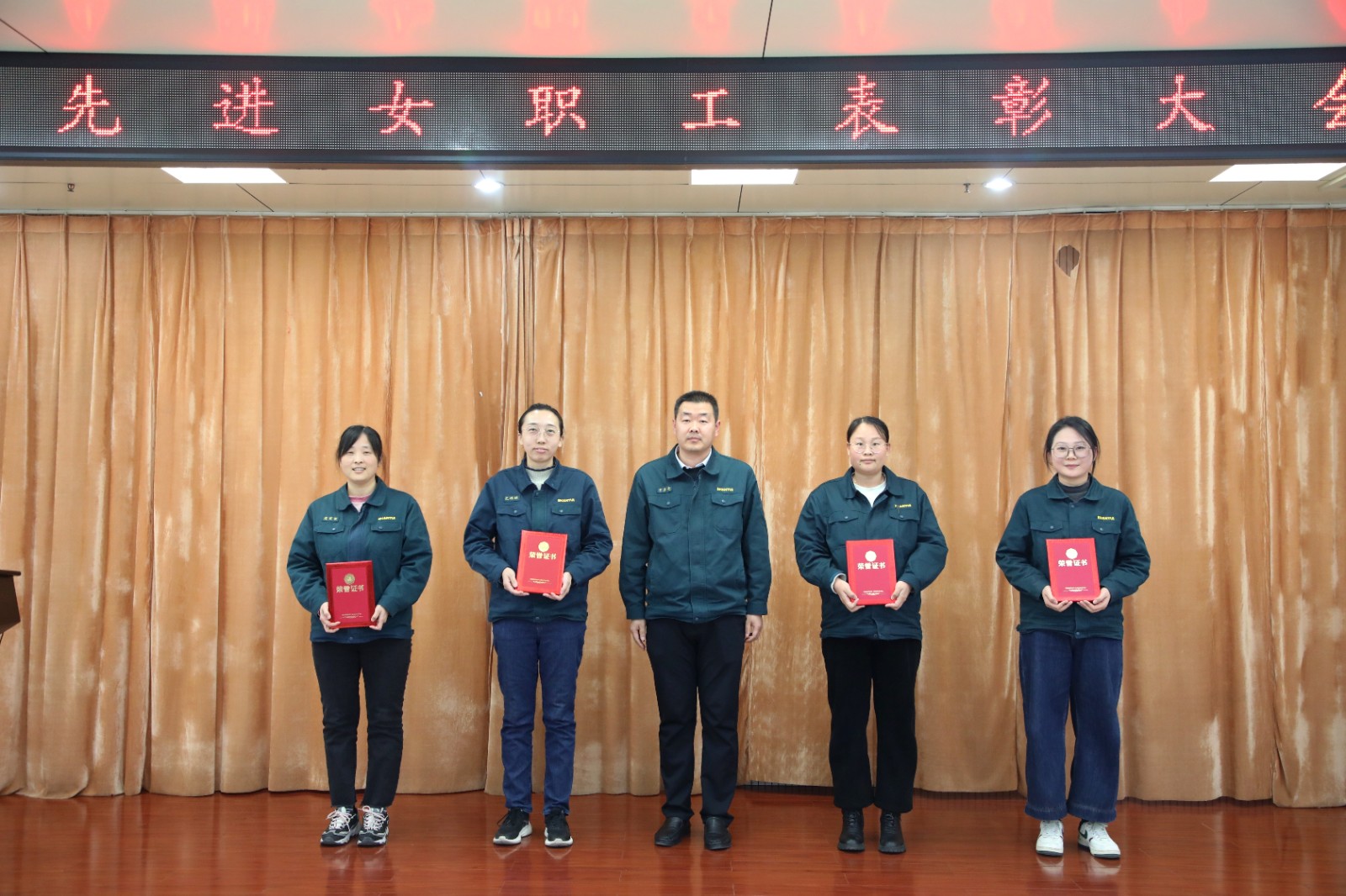 山重建機公司工會舉辦2024年度先進女職工表彰大會 暨“花樣芳華，巾幗綻彩”插花活動